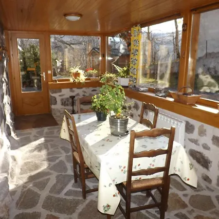 Maison De Caractere Au Coeur Des Volcans D'auvergne Avec Jardin, Cheminee Et Proche Des Activites Outdoor - Fr-1-742-464